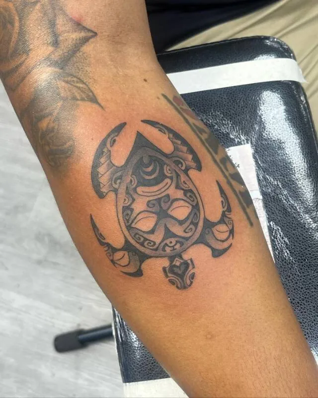Polynesian tribal honu (sea turtle) tattoo with intricate geometric patterns inside the shell, on the forearm, by Franky Sharpz at Wailana Tattoo, Waikiki, Hawaii.